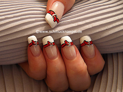 Fingernagel French Motiv mit Nagellack in Wei&szlig;