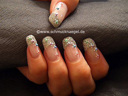  Nailart Motiv mit Halbperlen und Glitter-Pulver in Silber