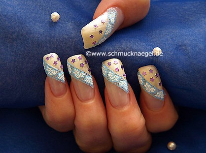 Nail art motif with nail lacquer in bright beige
