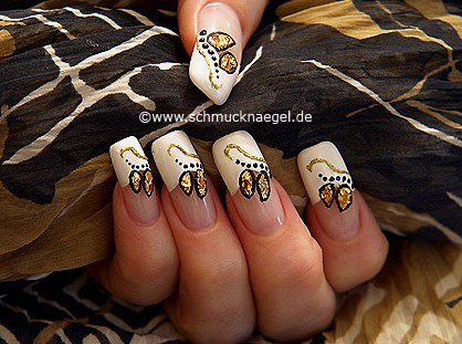 Beaten gold to decorate the fingernails