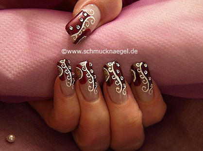Decoration the fingernails with a ornament motif