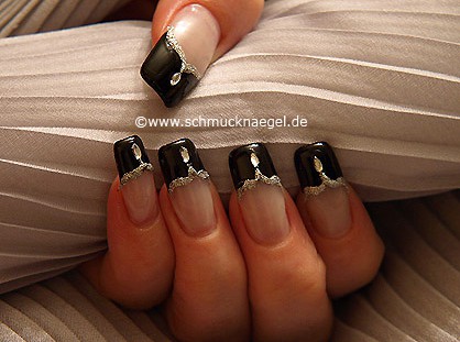 Fingernail motif with a strass stone in oval