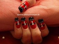 Adorn the fingernails with strass stones