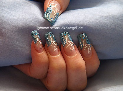 Elegant fingernails with strass stones