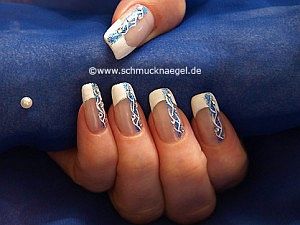 Decorative fingernail design with nail lacquers