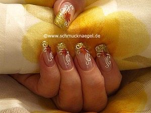 Motif for autumn with nail lacquer in gold-glitter