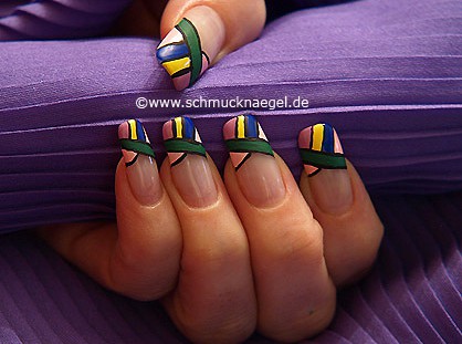 Mosaic design as fingernail motif with lacquers