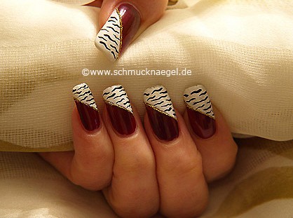 Zebra motif in white and aubergine