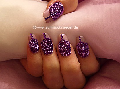 Fingernail design with caviar effect