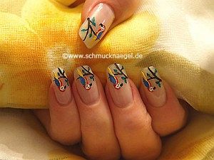 Parrot motif with nail lacquer for the fingernails