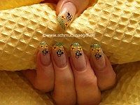 Bee and flowers as nail art motif