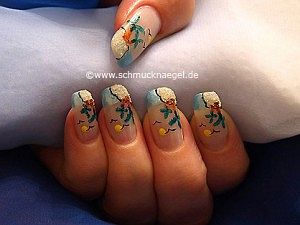 Palm Beach fingernail design with sand