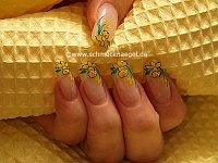 Daffodil as fingernail motif for Easter