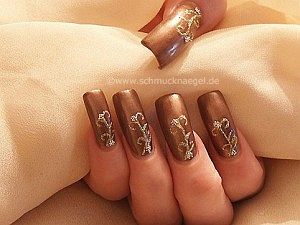 Nail art liner and polish for autumn motif