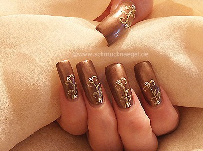 Nail art liner and polish for autumn motif