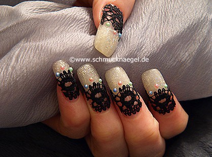 Diseño con perlas y encaje para uñas