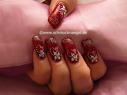 Uñas decoradas con polvo glitter y bouillons en oro