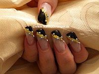 Motivo de uñas con papel de oro y perlas medias