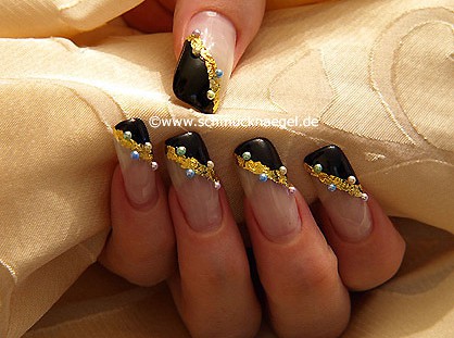 Motivo de uñas con papel de oro y perlas medias