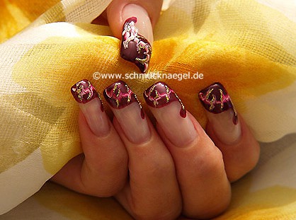 Uñas decoradas con acentos en oro