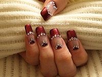 Uñas decoradas con esmalte y piedras strass