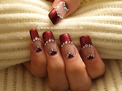 Uñas decoradas con esmalte y piedras strass