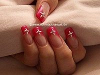 Nail art motivo con perlas medias y esmalte