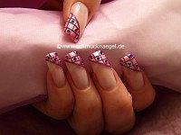 Uñas con esmalte en rosa y piedras strass