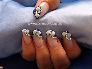 Uñas decoradas con almejas y piedras strass