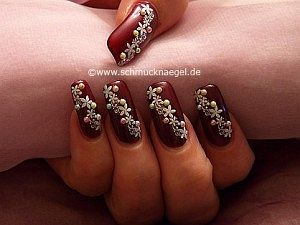 Nail art pegatina y perlas medias