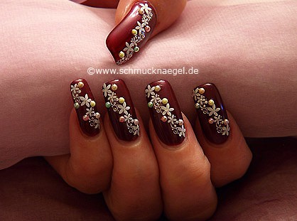 Nail art pegatina y perlas medias