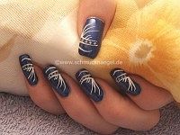 Uñas decoradas en azul oscuro