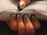 Nail-tattoo con dragón motivo para uñas