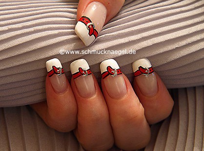 Uñas con manicura francesa y esmalte blanco