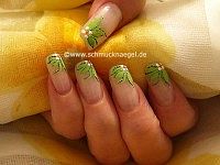 Motivo de flores con nail art liner y art pen