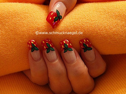 Fresa en motivo de uñas con esmalte