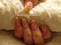 Motivo de uñas con esmalte de color oro-glitter