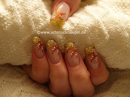 Motivo de uñas con esmalte de color oro-glitter