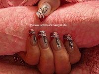 Decorar las uñas con lentejuelas y nail art liner