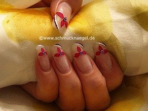 Flores en manicura francesa con bouillons en lila