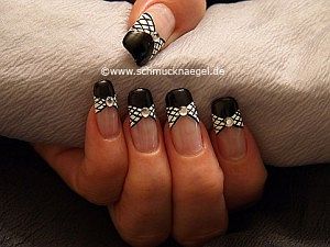Esmalte y nail art liner para decorar las uñas