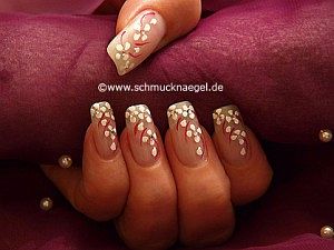 Diseño floral con nail art liner y piedras strass