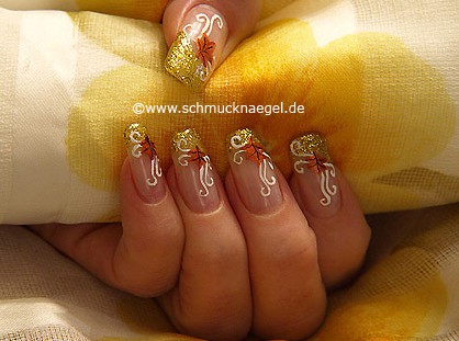 Decoración de uñas para otoño con esmalte