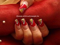 Decoración de uñas con rojo y oro-glitter