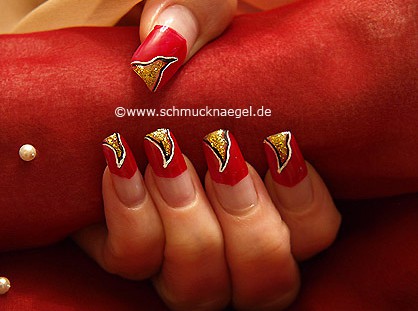Decoración de uñas con rojo y oro-glitter
