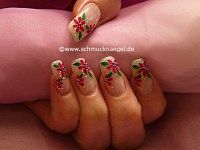 Diseño floral con perlitas para uñas en lila