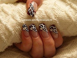 Manicura francesa con piedra strass floral