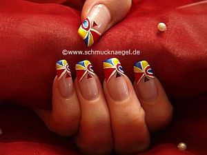 Manicura francesa con cuatro colores para uñas