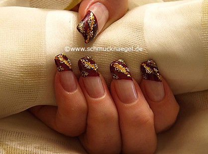 Papel y perlitas de oro para decorar las uñas