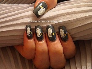 Motivo águila con esmalte y nail art liner